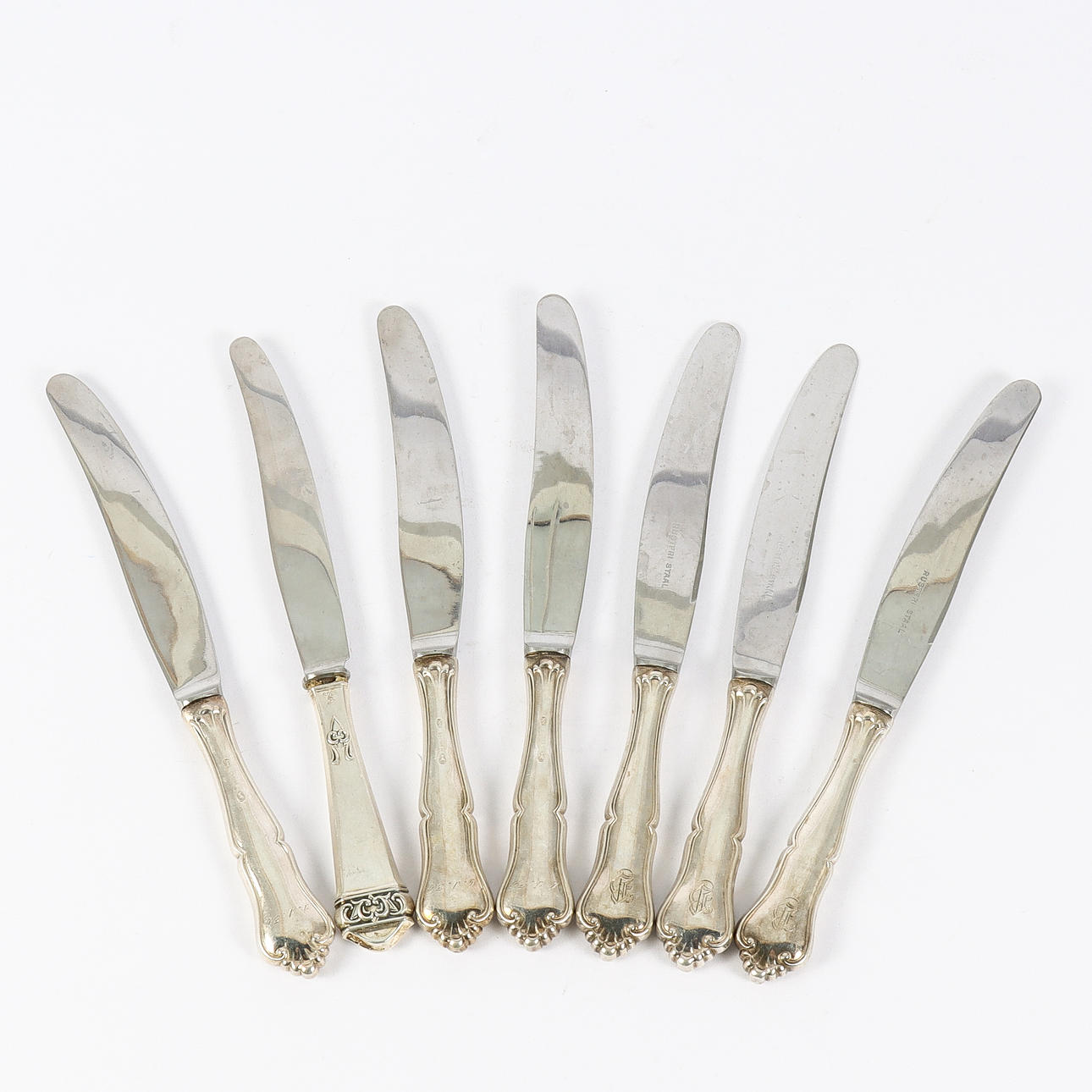 KNIVES 6 pieces with silver handles.