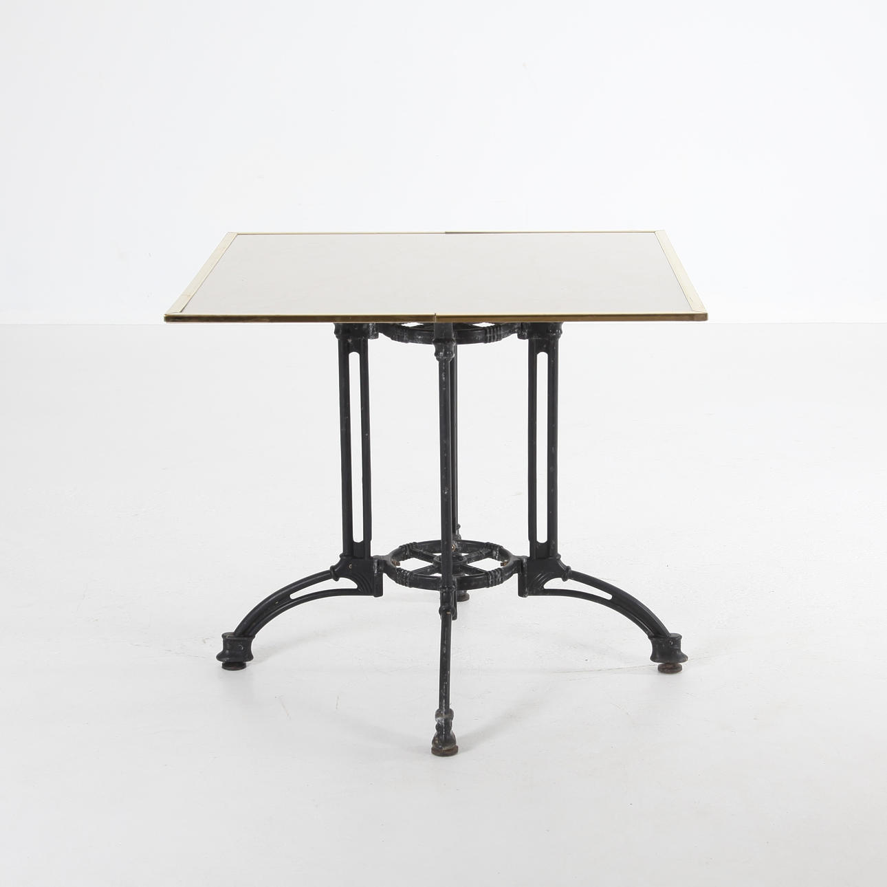 TABLE WITH SQUARE TOP, 80x80 cm, cast iron.