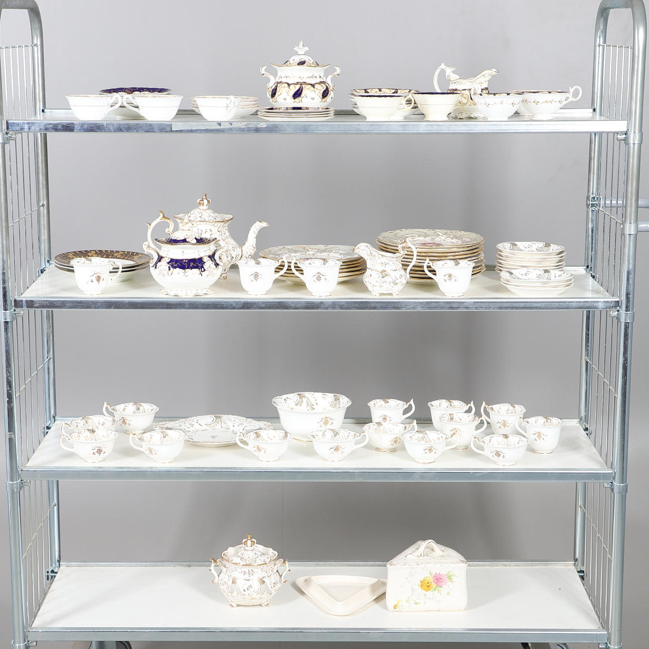 A LARGE MIXED PART DINNER SERVICE.