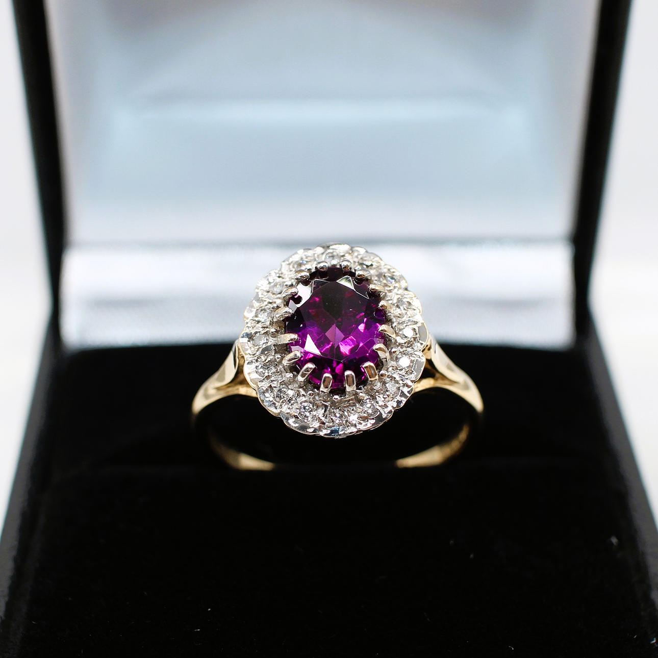 DIAMOND & GARNET CLUSTER RING.