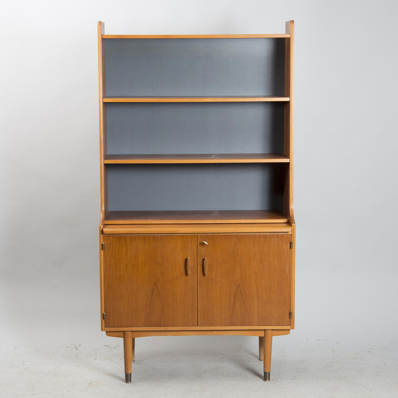 BOKHYLLA MED SKÅPSUNDERREDE, teak, 1900-talets mitt.