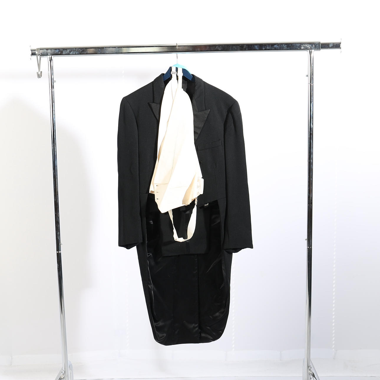 FRACK MED TILLBEHÖR, "Nobel clothes".