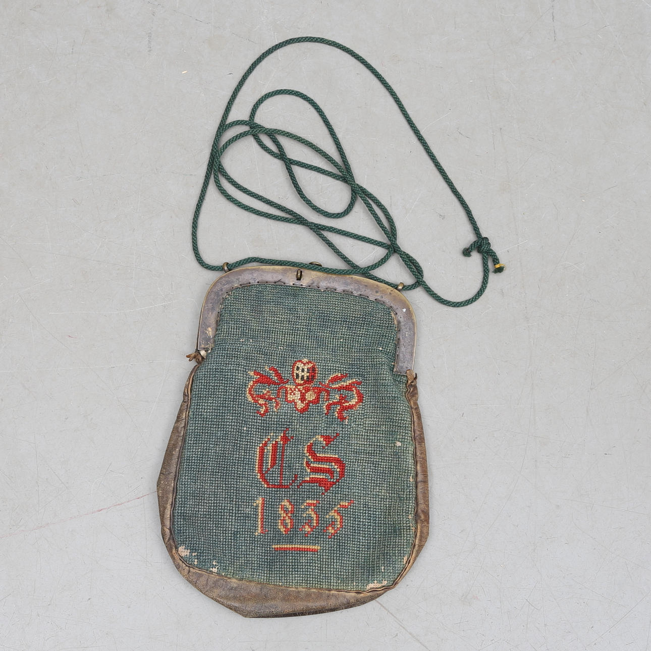 VÄSKA, läder med broderad framsida, monogram samt datering 1835.