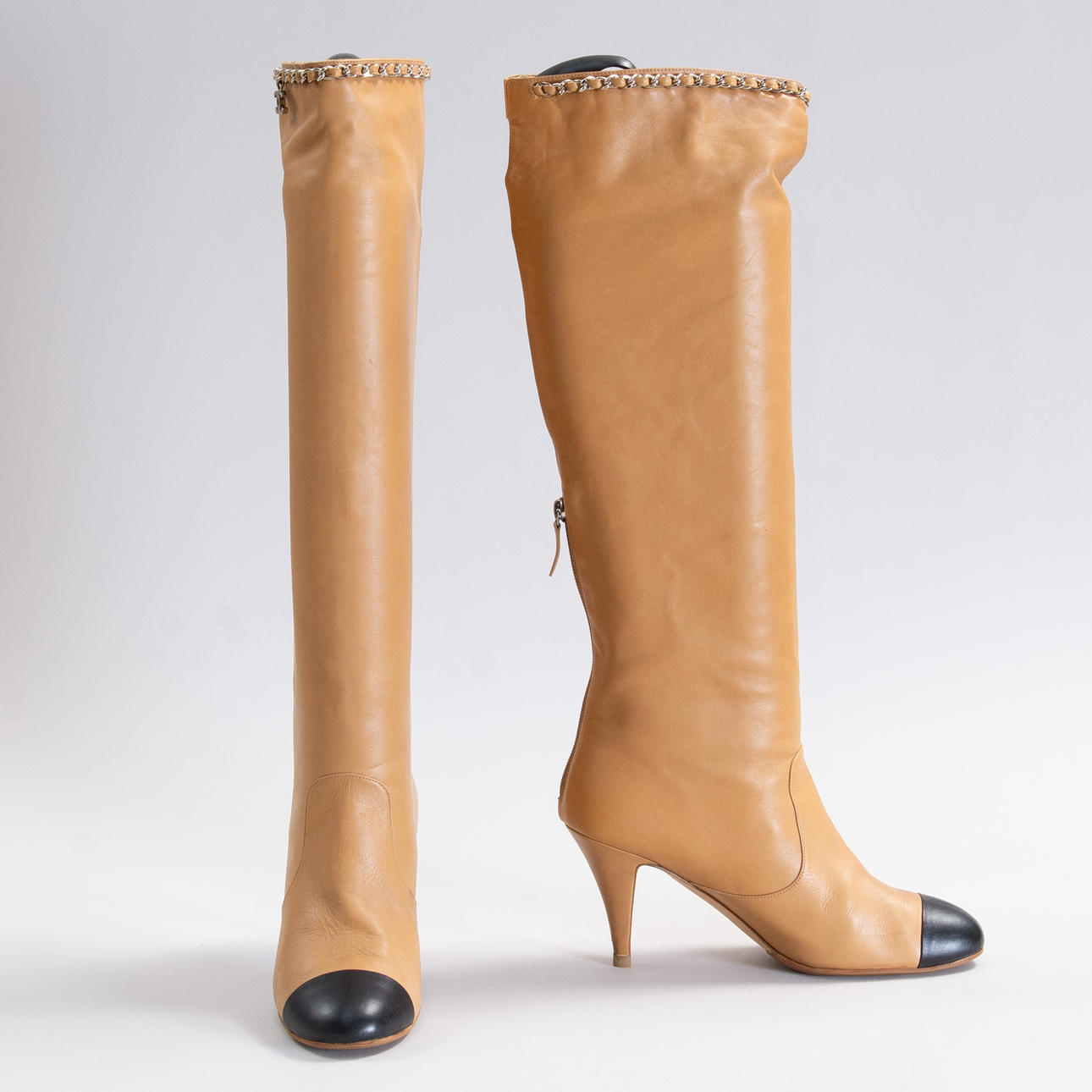 CHANEL LEATHER BOOTS size 39 1/2.