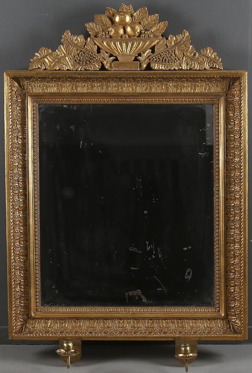 SPEGEL, trä och med ljusarmar i mässing, 1800-tal.