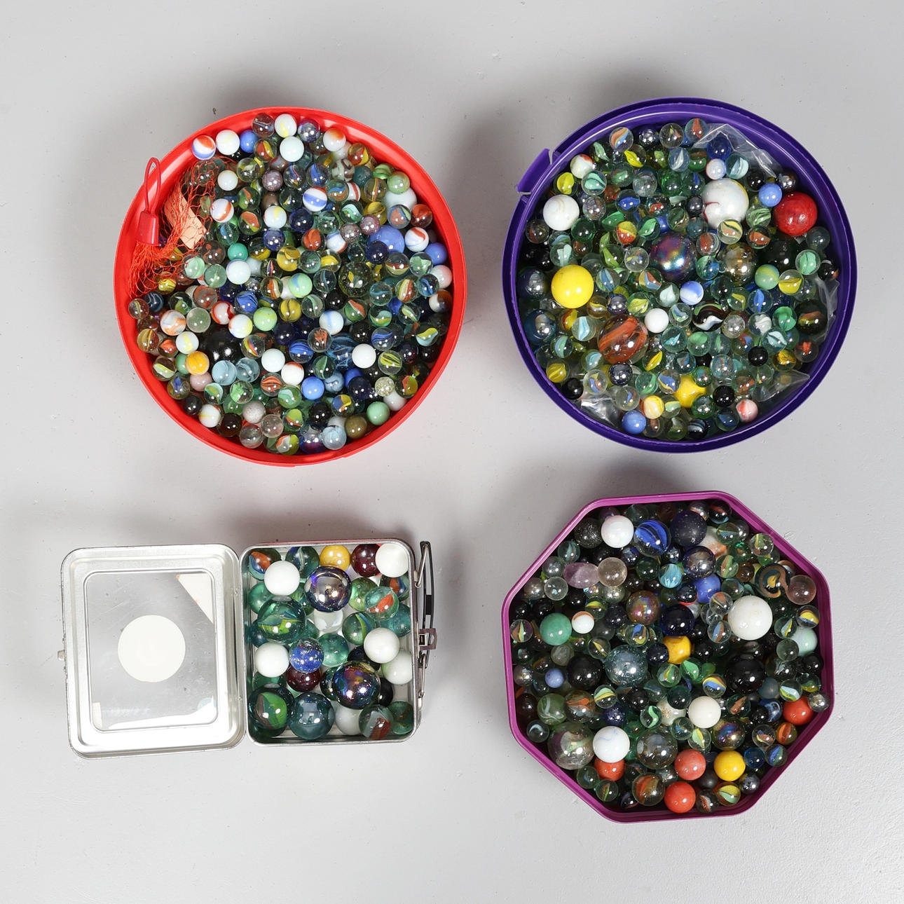 A LARGE QUANTITY OF MARBLES. (A LOT).