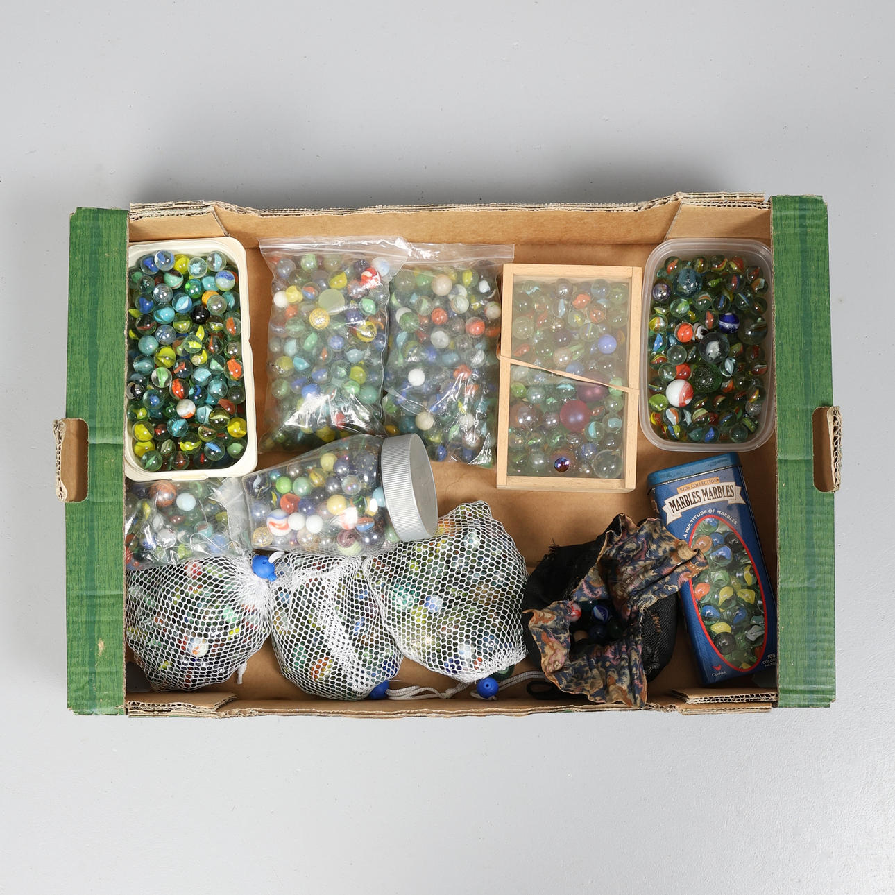 A LARGE QUANTITY OF MARBLES. (A LOT).