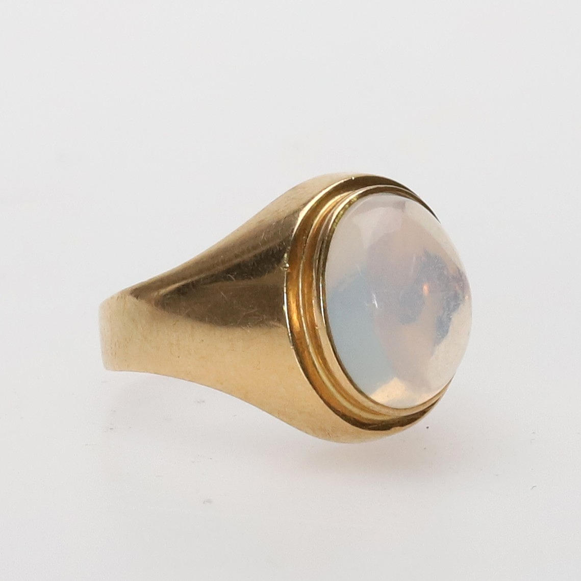 Ring with moonstone 18K gold.