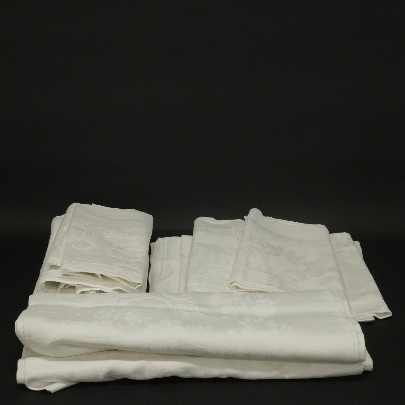 LINEN TABLECLOTHS, 10 PIECES.