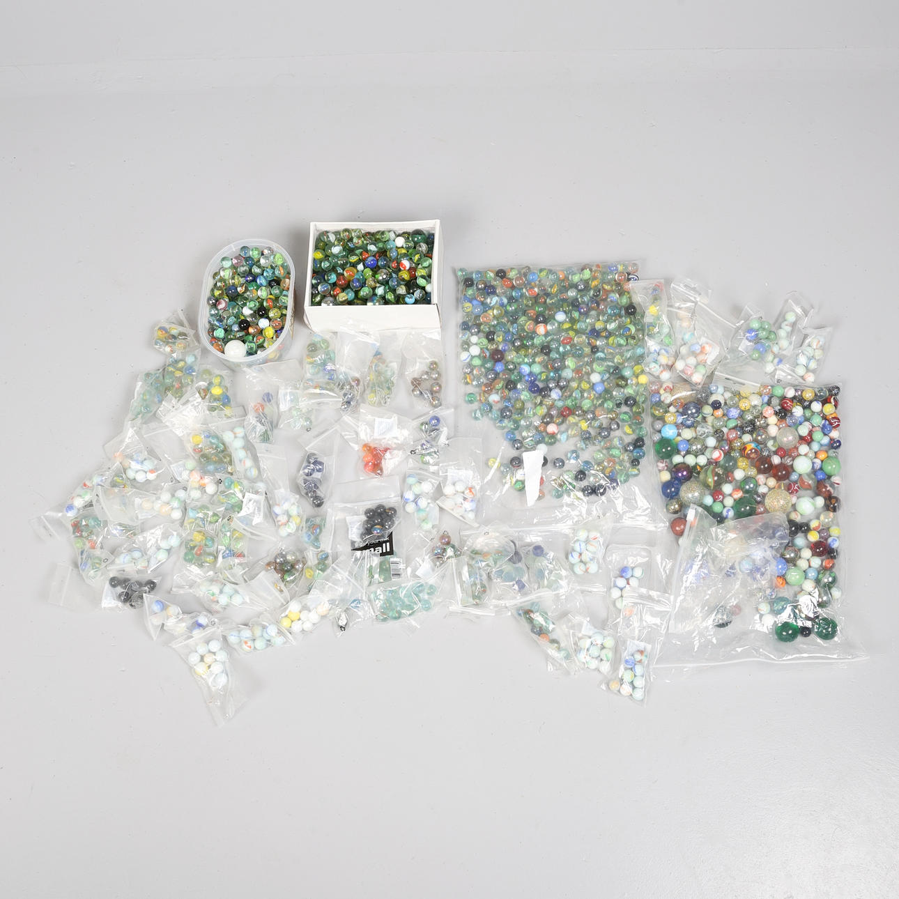 A LARGE QUANTITY OF MARBLES. (A LOT).