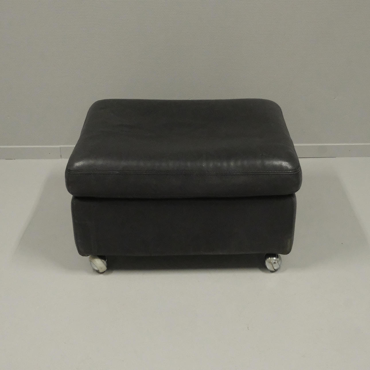 STOOL, BLACK LEATHER, DUX.