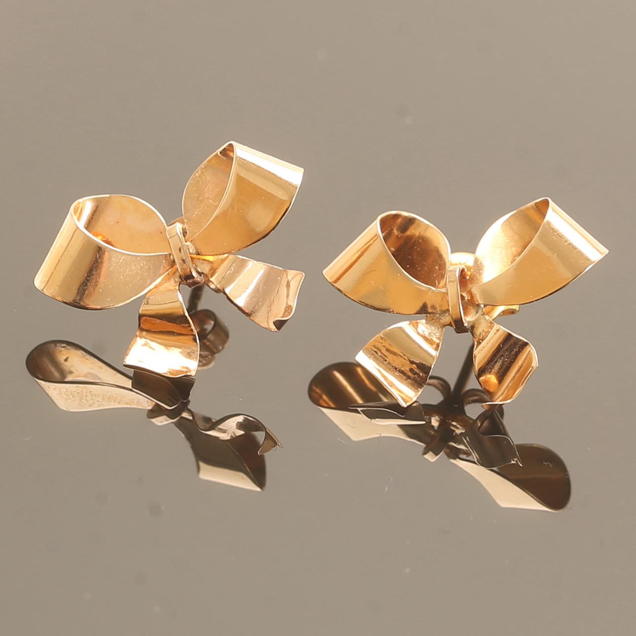 EARRINGS, a pair, 18k gold.