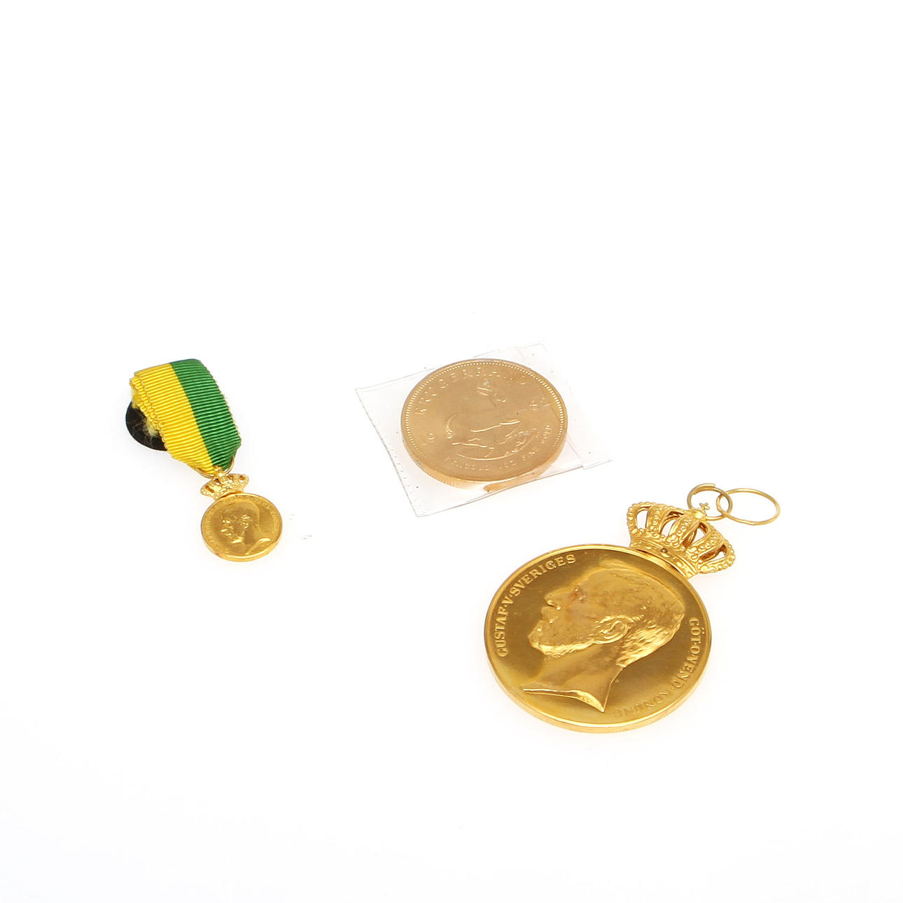 MEDALJER, 2 st samt KRUGERRAND, guld, 22k samt 23k, totalt ca 86 gram.