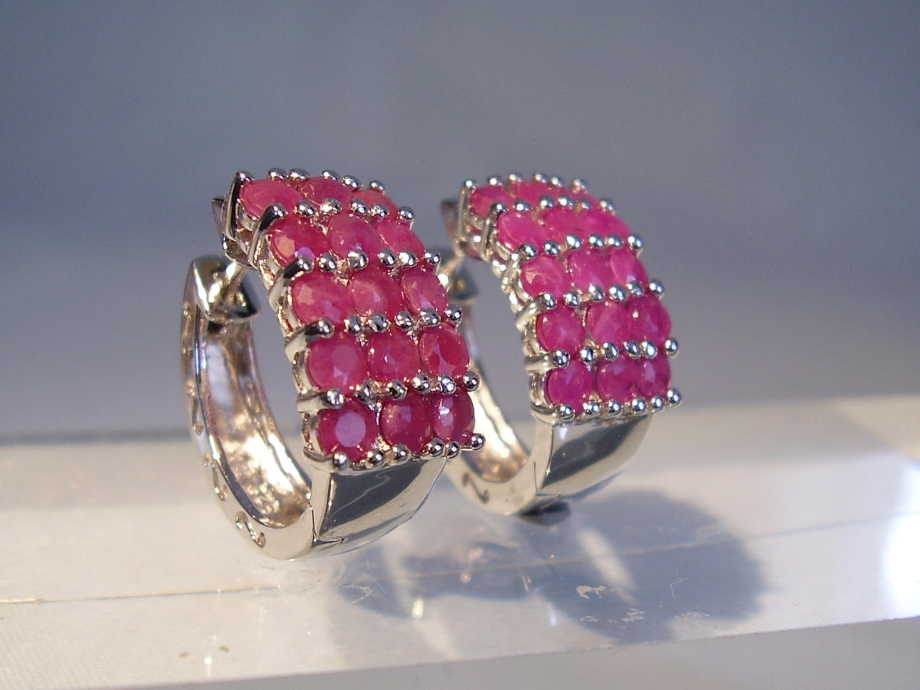 RUBY HOOP ÖRHÄNGEN 3.6 ct.