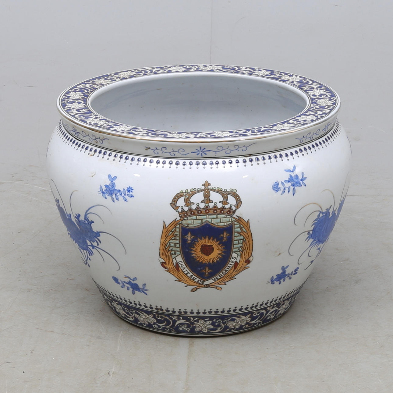 YTTERFODER/FISKBASÄNG, keramik, text "Château de Versailles", Kina, 1900-talets andra hälft.