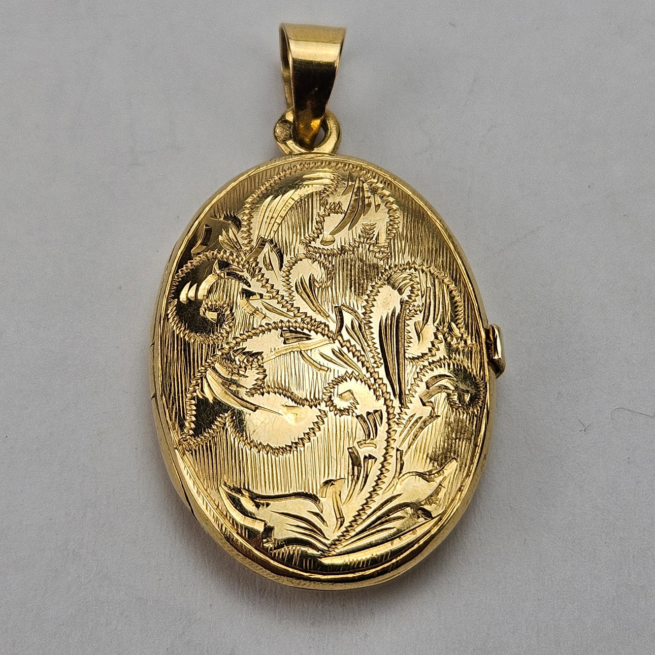 LOCKET, gold, 18K, weight approx. 5 grams.