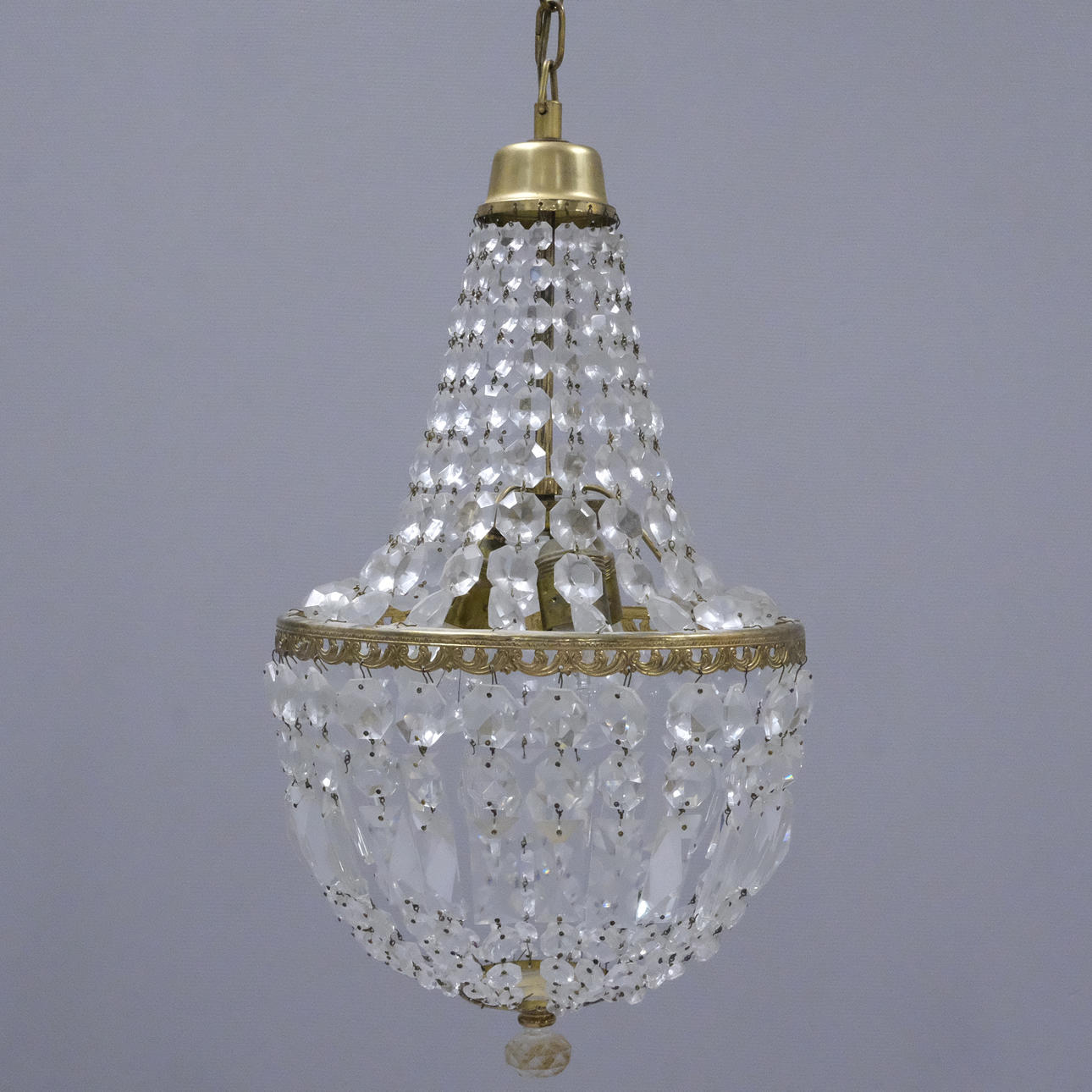 CHANDELIER WITH PRISMS.