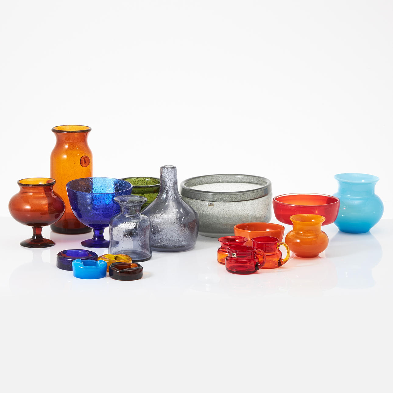 ERIK HÖGLUND. 19 pieces, various colours, consisting of bowls 