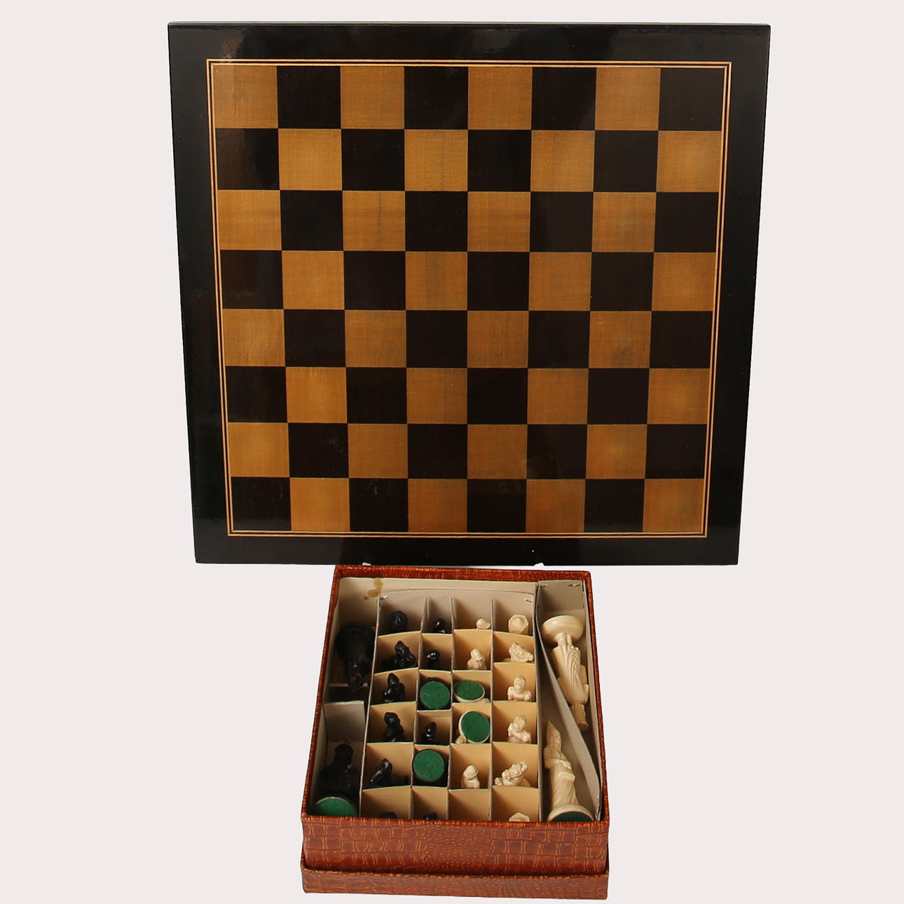 CHESSBOARD, resin, 20th century.