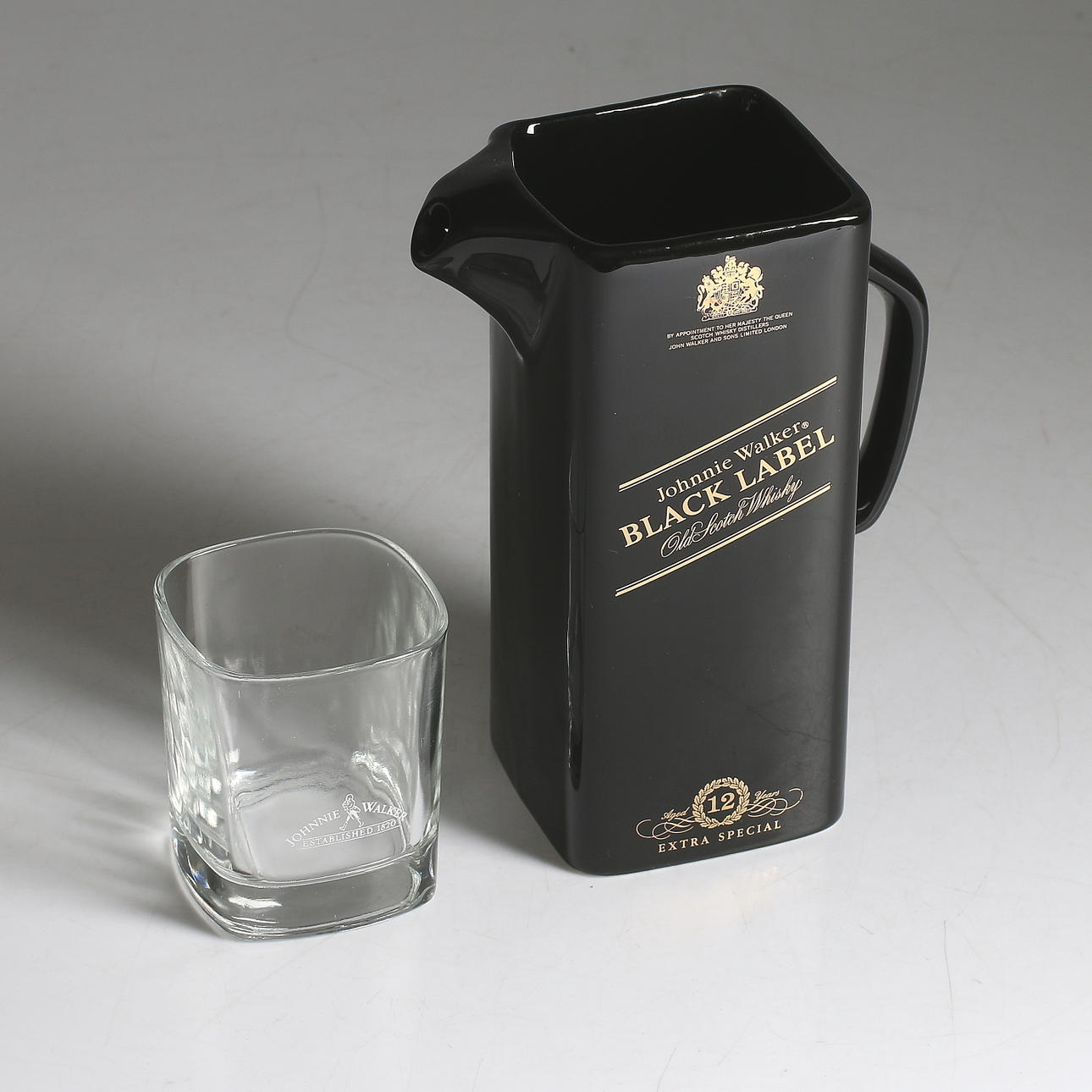 WHISKYGLAS och KANNA, 13 delar, glas och porslin, Johnnie Walker, Black Label, 1900-tal.