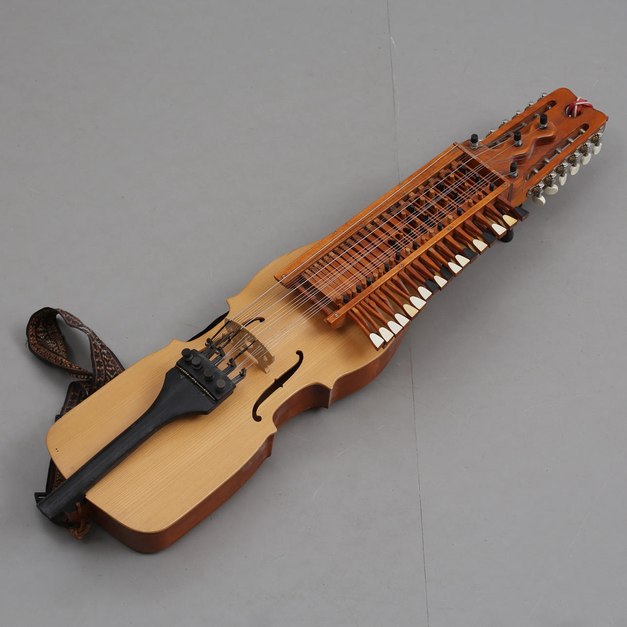 NYCKELHARPA, signed M. Larsson, dated 1982.