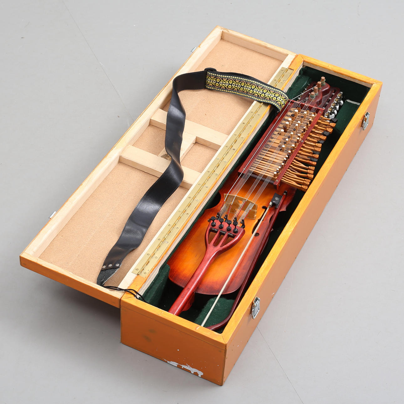 NYCKELHARPA with bow and case.