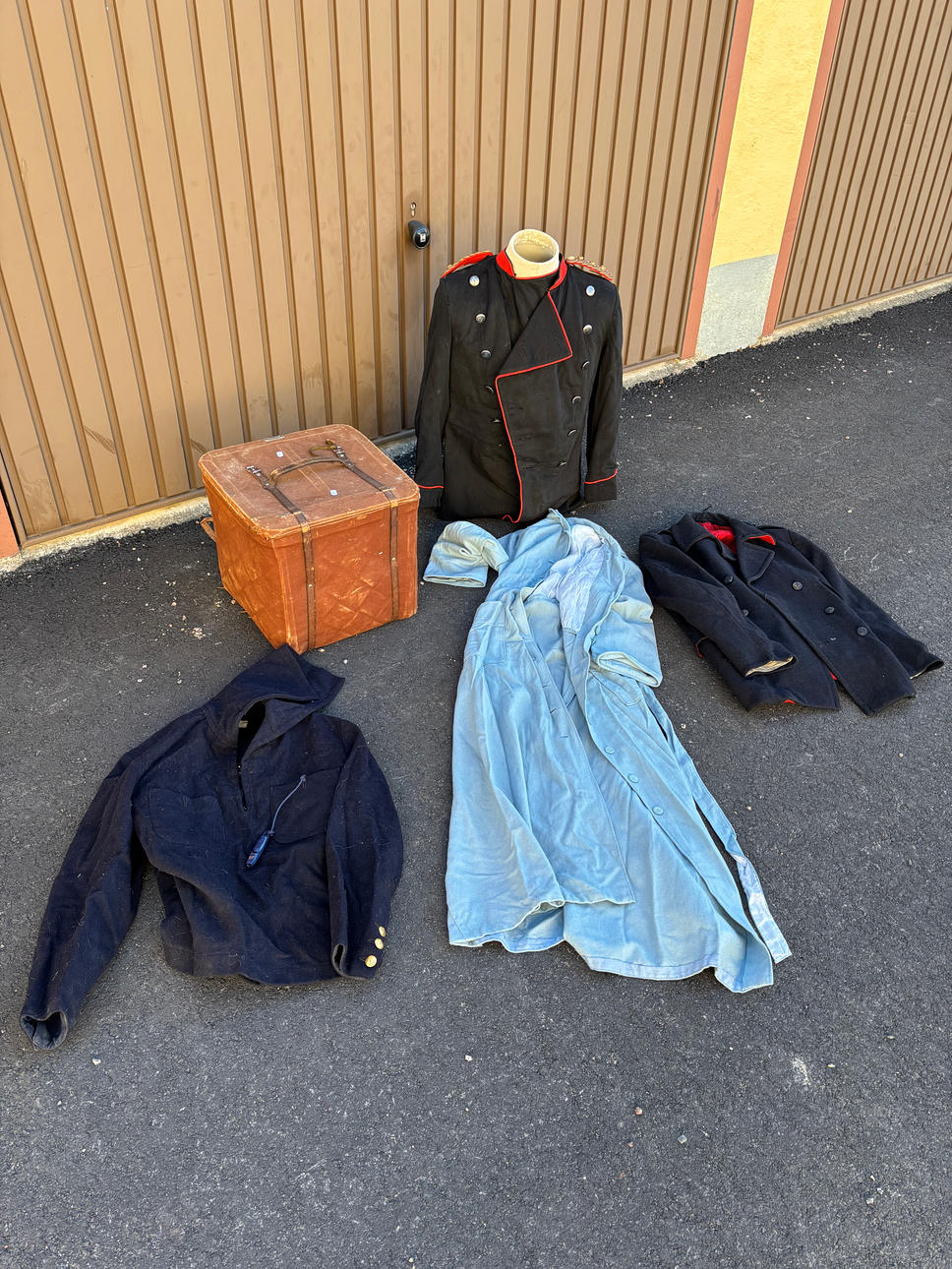 LOT, incl. uniform jacket.