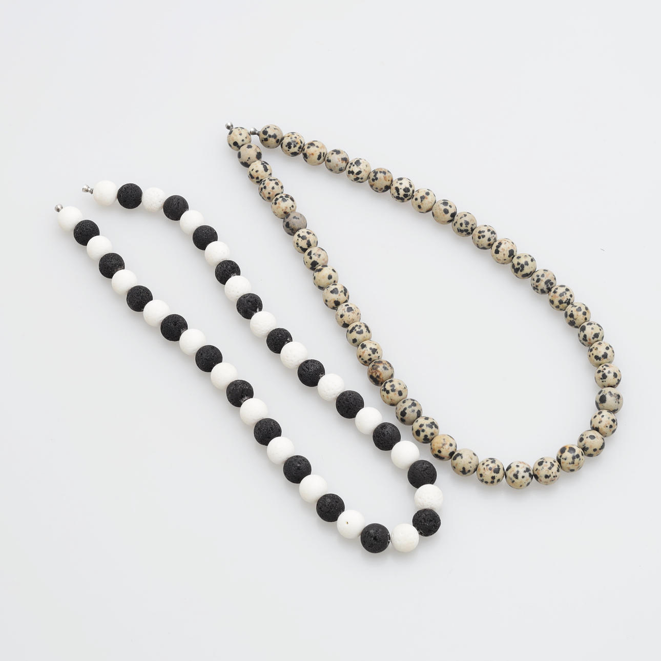 OLE LYNGGAARD. Halsband, 2 st.