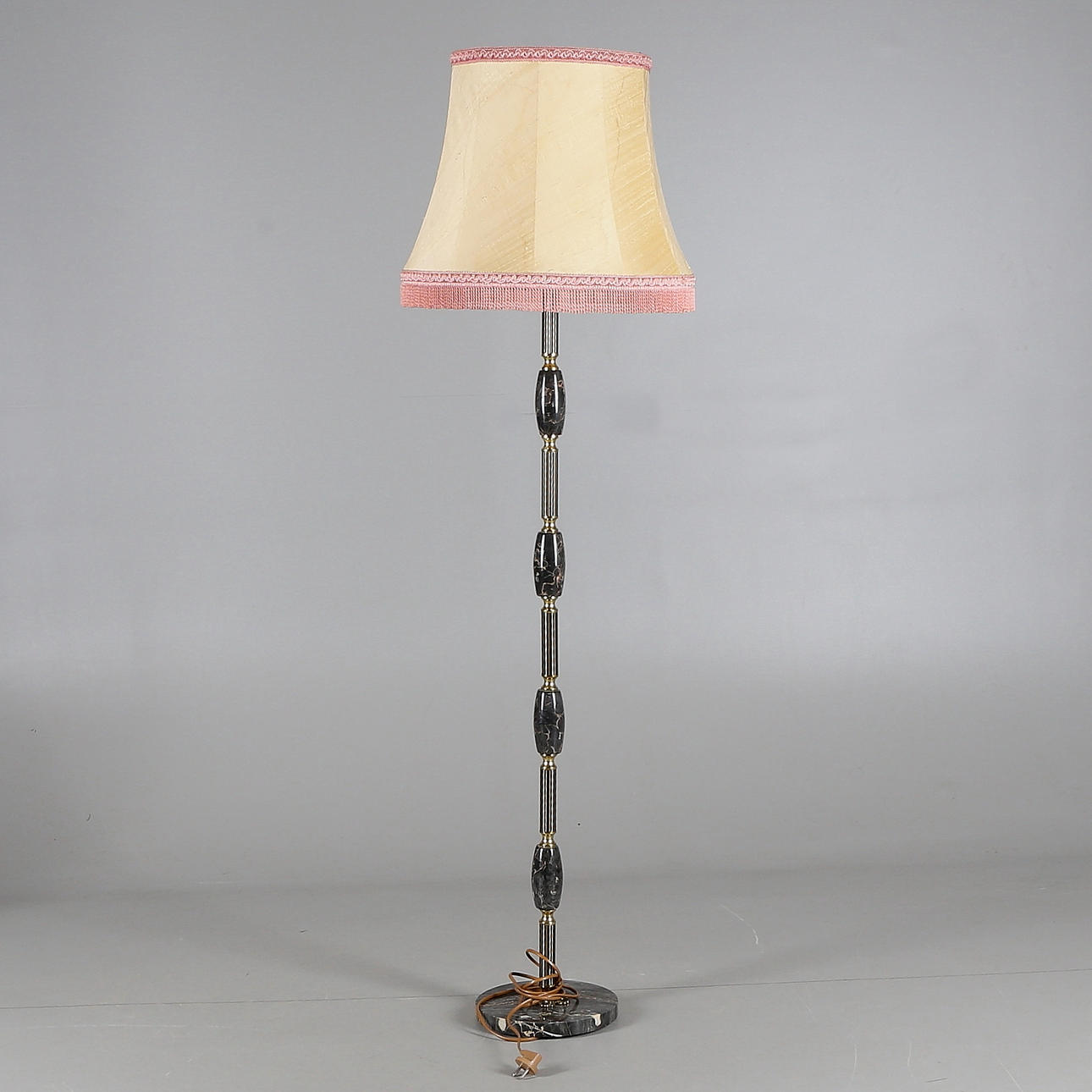 GOLVLAMPA, gulmetall/svart marmor, 1900-tal.