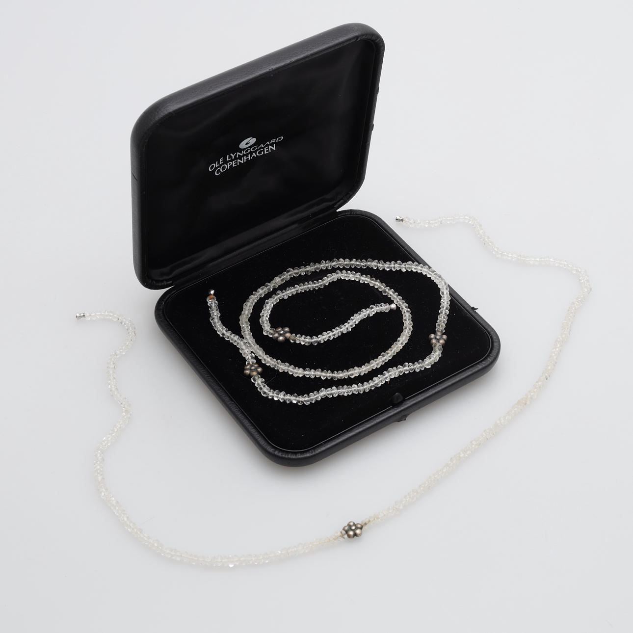 OLE LYNGGAARD. Halsband, 2 st.