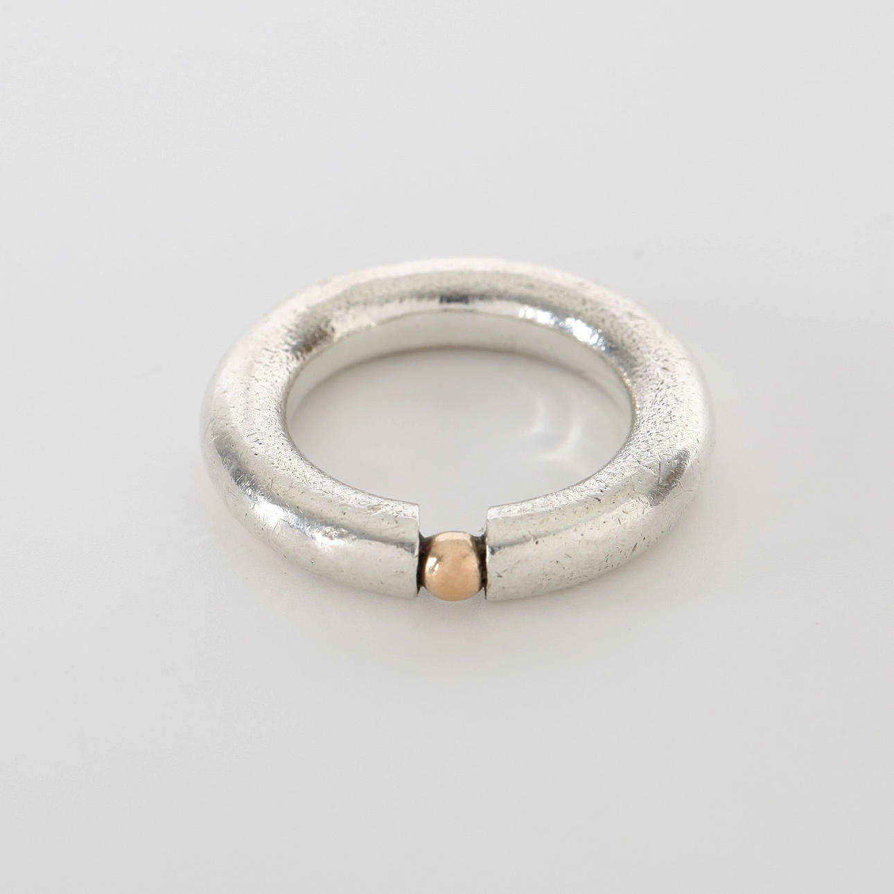 SILVER RING WITH CROWN IN 18K GOLD.