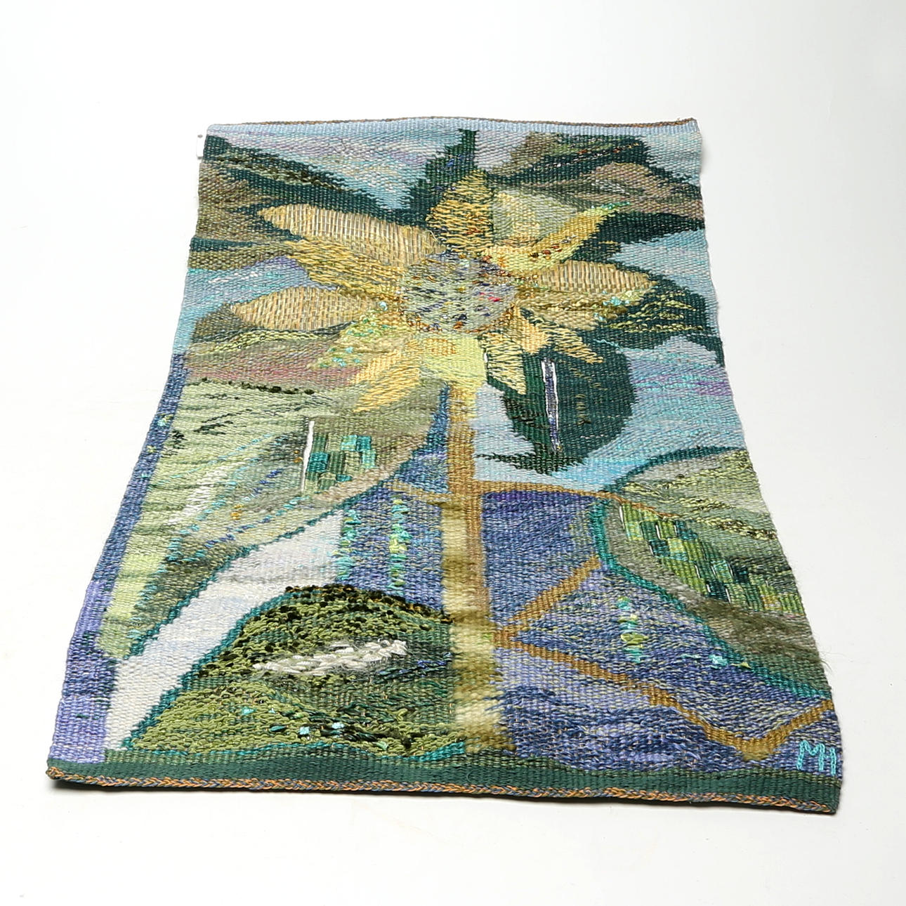 OIDENTIFIERAD KONSTNÄR. WALL TEXTILE, signed MI.