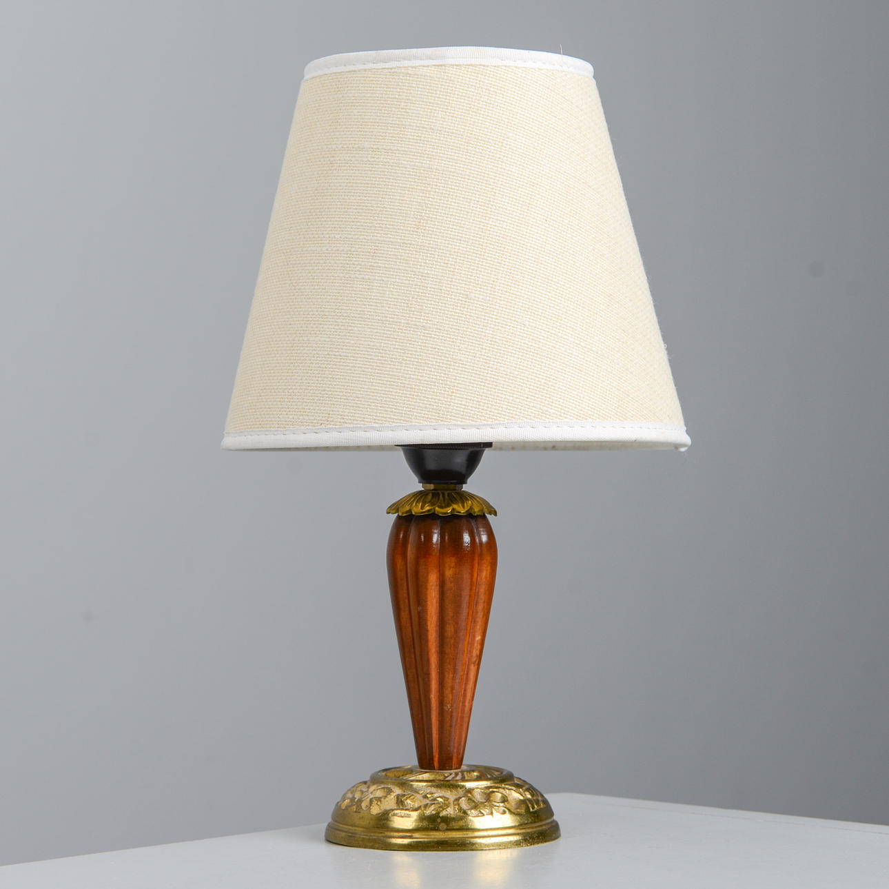 TABLE LAMP, brass & teak, 1940s/1950s.