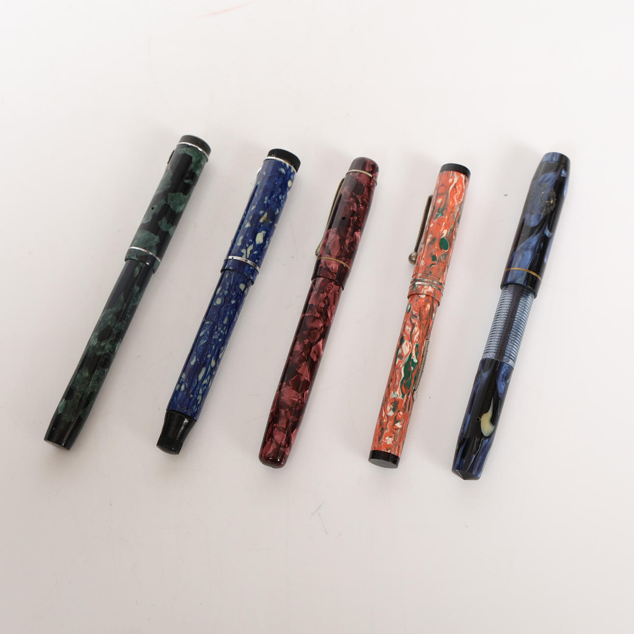 FIVE VARIOUS FOUNTAIN PENS (5).