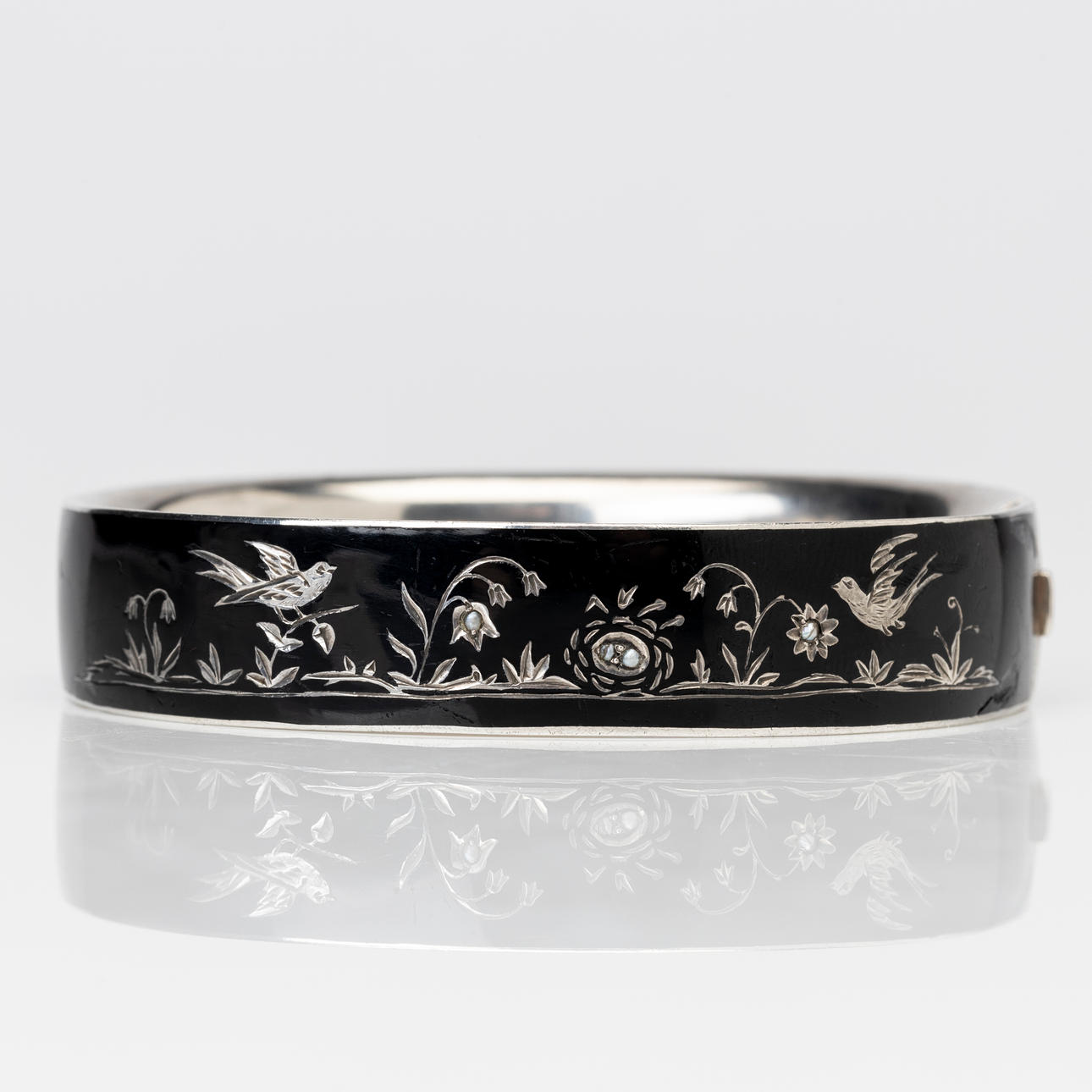 GEORG ADAM SCHEID. Armring, silver med emalj och fröpärlor, Wien ...