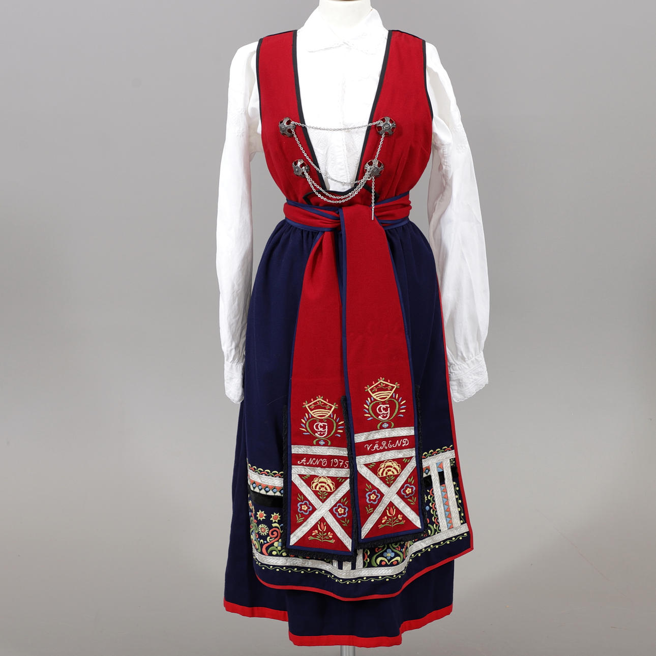 VÄRENDSDRÄKT, 1975.