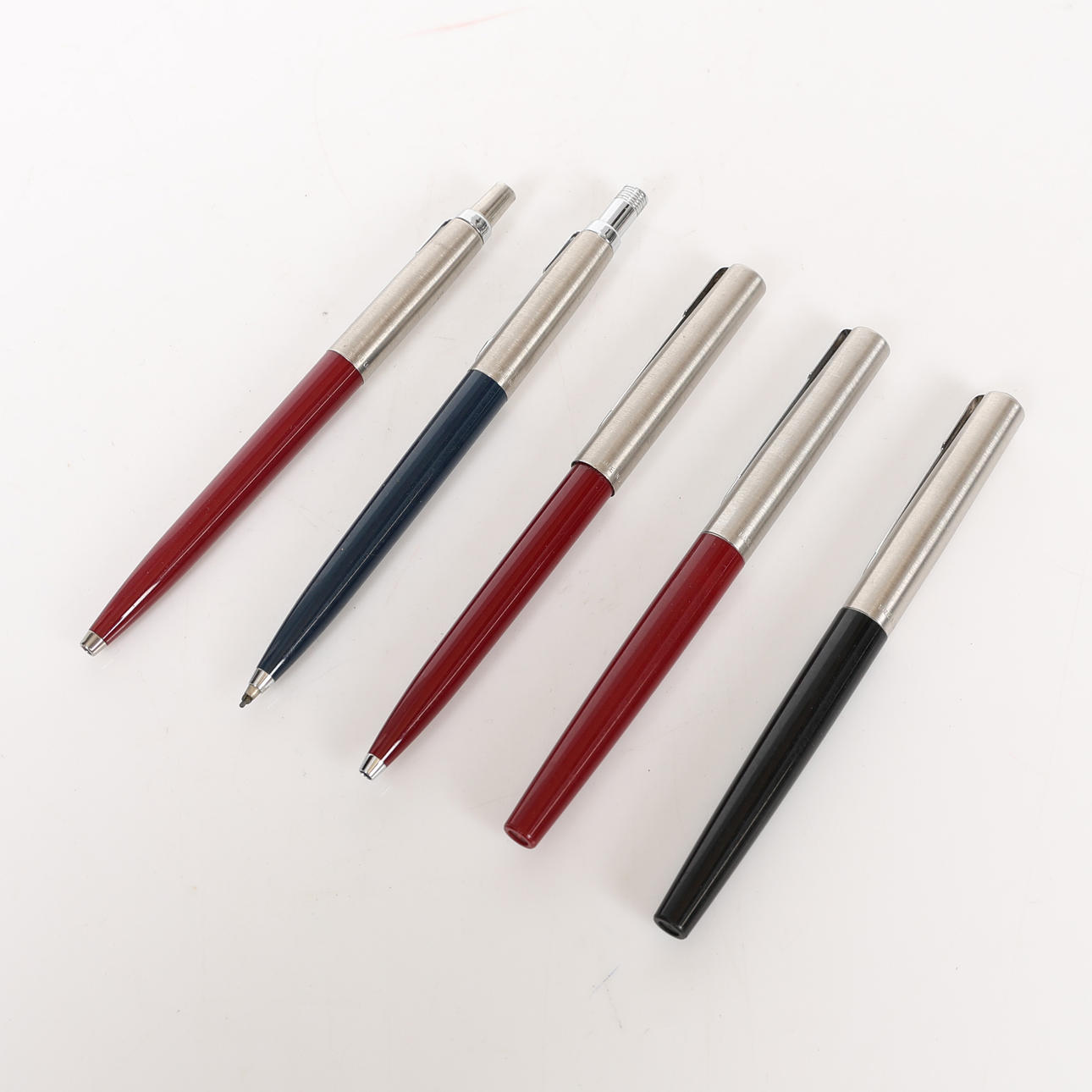 FIVE VARIOUS PARKER PENS (5).