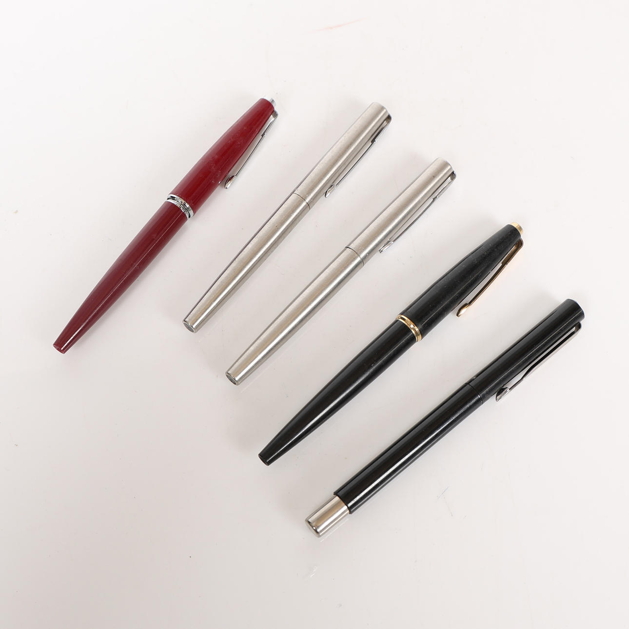 FIVE VARIOUS PARKER FOUNTAIN PENS (5).