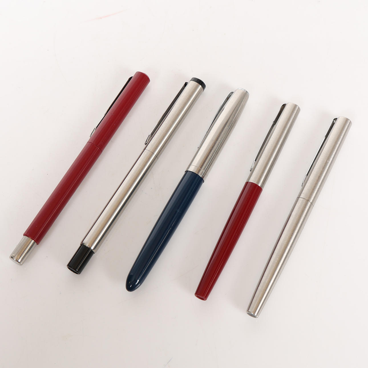 FIVE VARIOUS PARKER FOUNTAIN PENS (5).