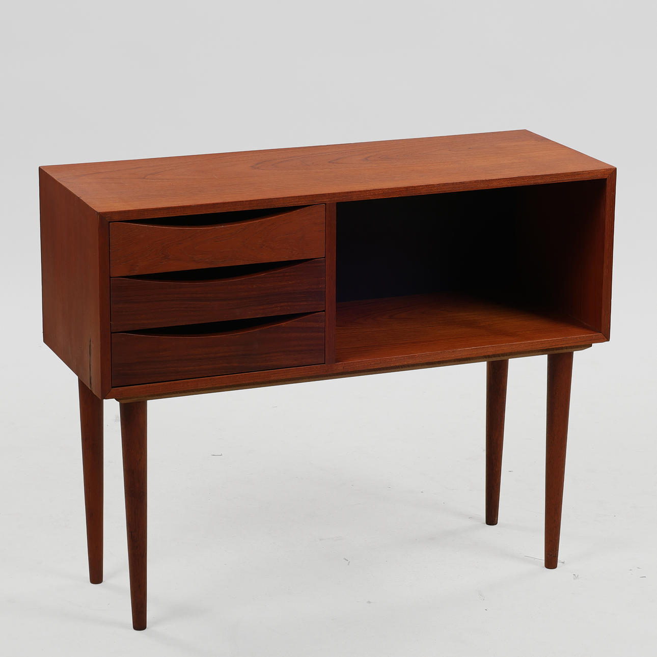 Dansk Design kommode af teak. ca 1960 erne. Danmark.
