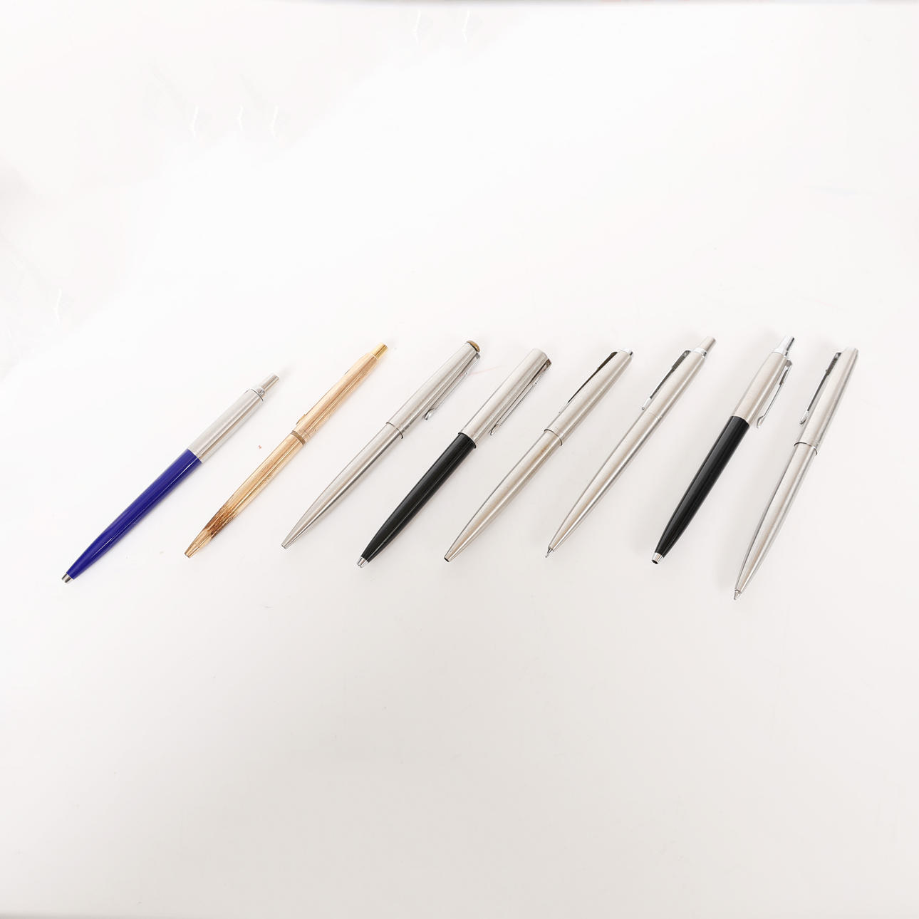 EIGHT PARKER BALLPOINT PENS (8).