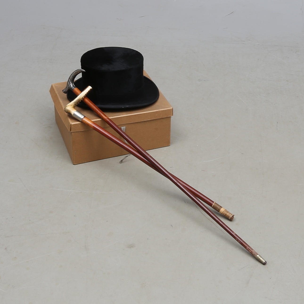 CYLINDERHATT, MEA, KÄPPAR, 2 st, varav en med silverkrycka, omkring 1900.