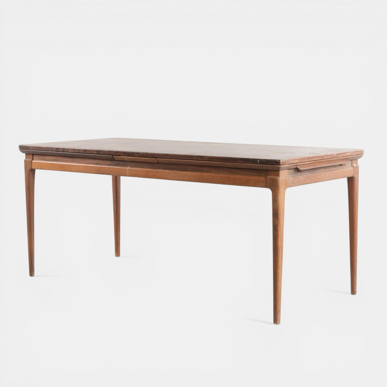 JOHANNES ANDERSEN. Rectangular rosewood coffee table with pull-out leaves at both ends. Manufactured by C. F. Christensen, Silkeborg. Denmark, 1960s.