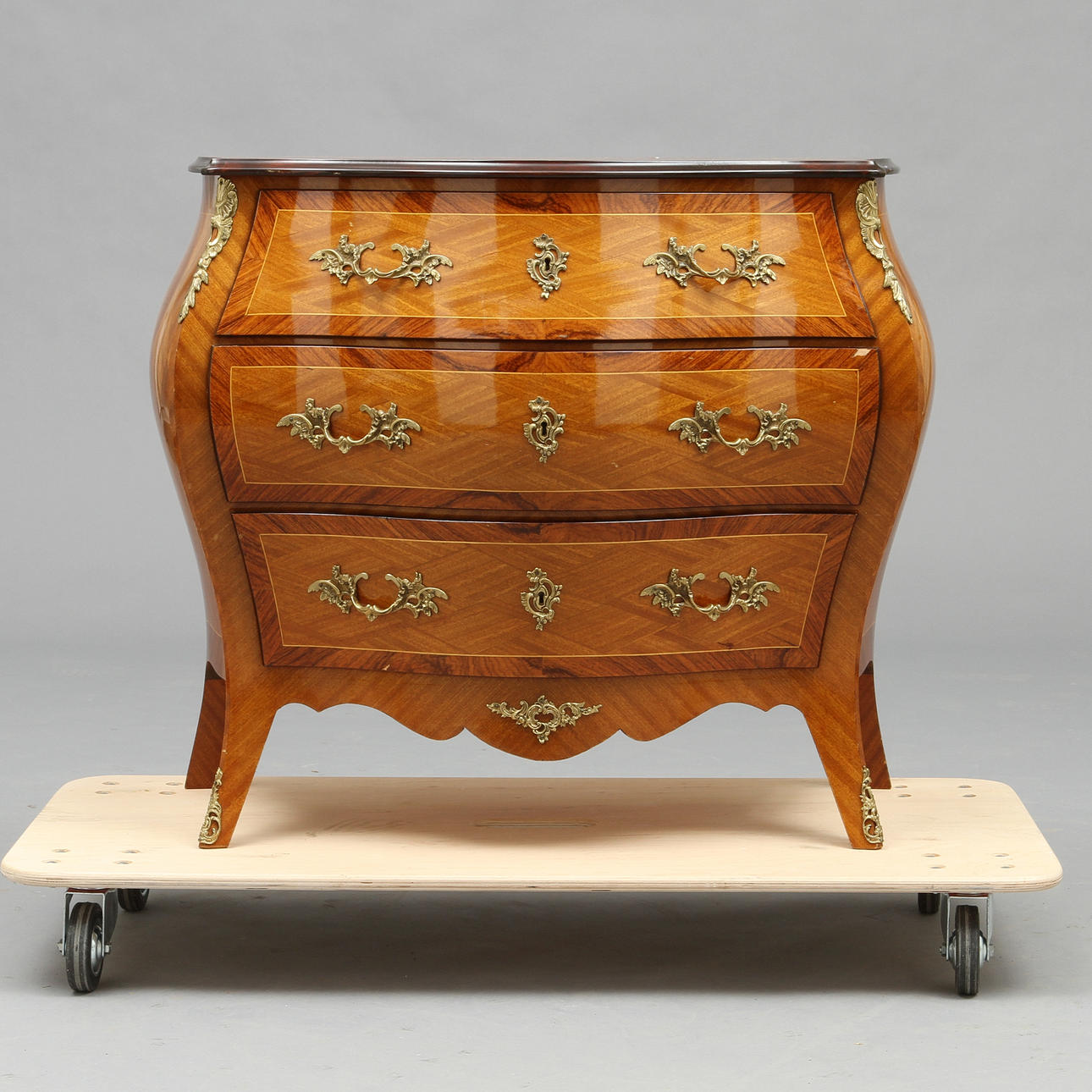 BYRÅ, rokokostil, 1900-tal.