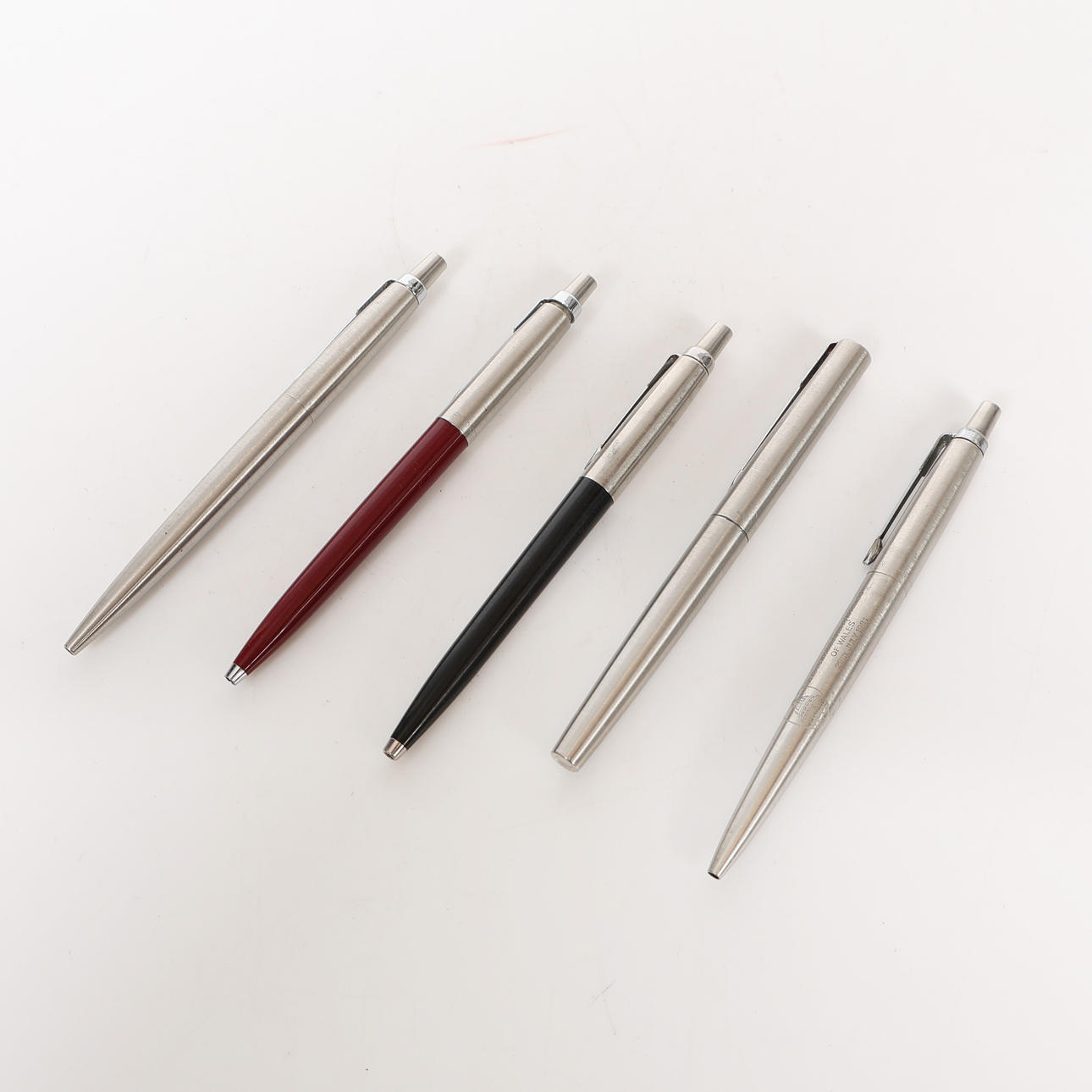 FIVE VARIOUS PARKER PENS (5).