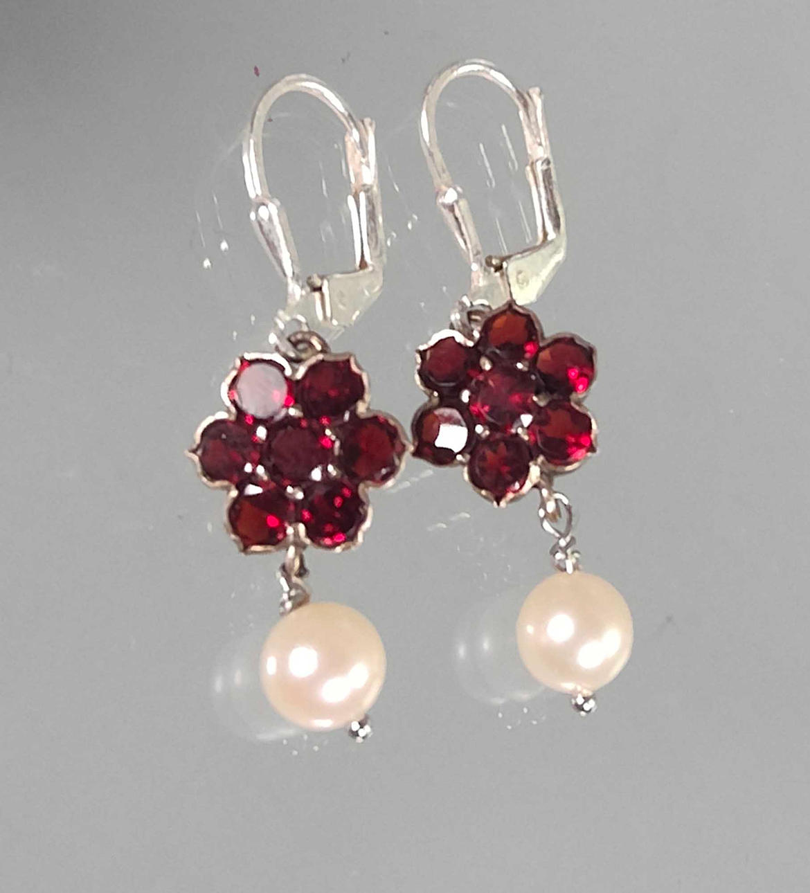 GARNET PEARL EARRINGS, 925 silver.