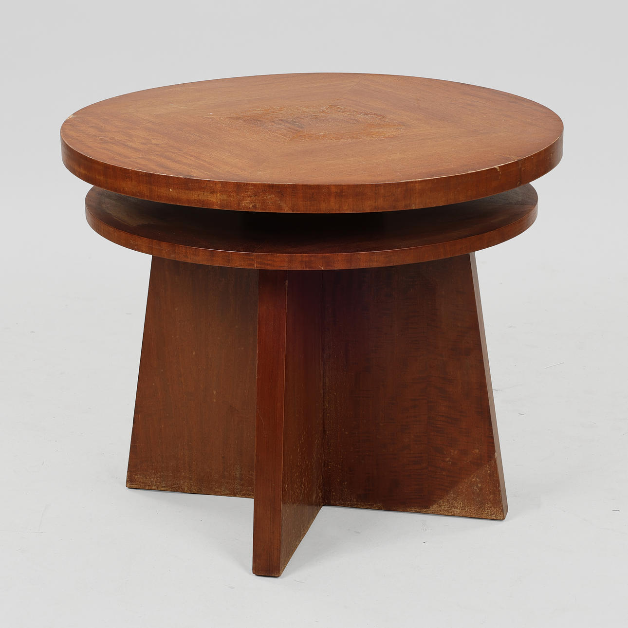 Circular coffee table veneered in book-matched mahogany, with undershelf, approx. 1930s.