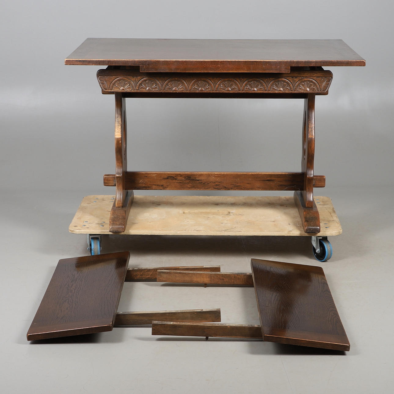 A 1950'S OAK DRAW LEAF DINING TABLE.