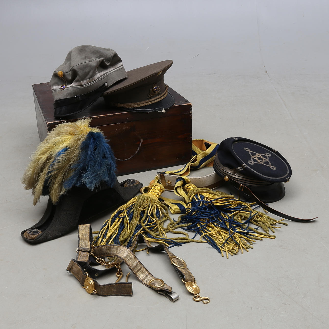 PARTI MILITARIA, 7 delar, bla. Bicorne för Artelleriet.