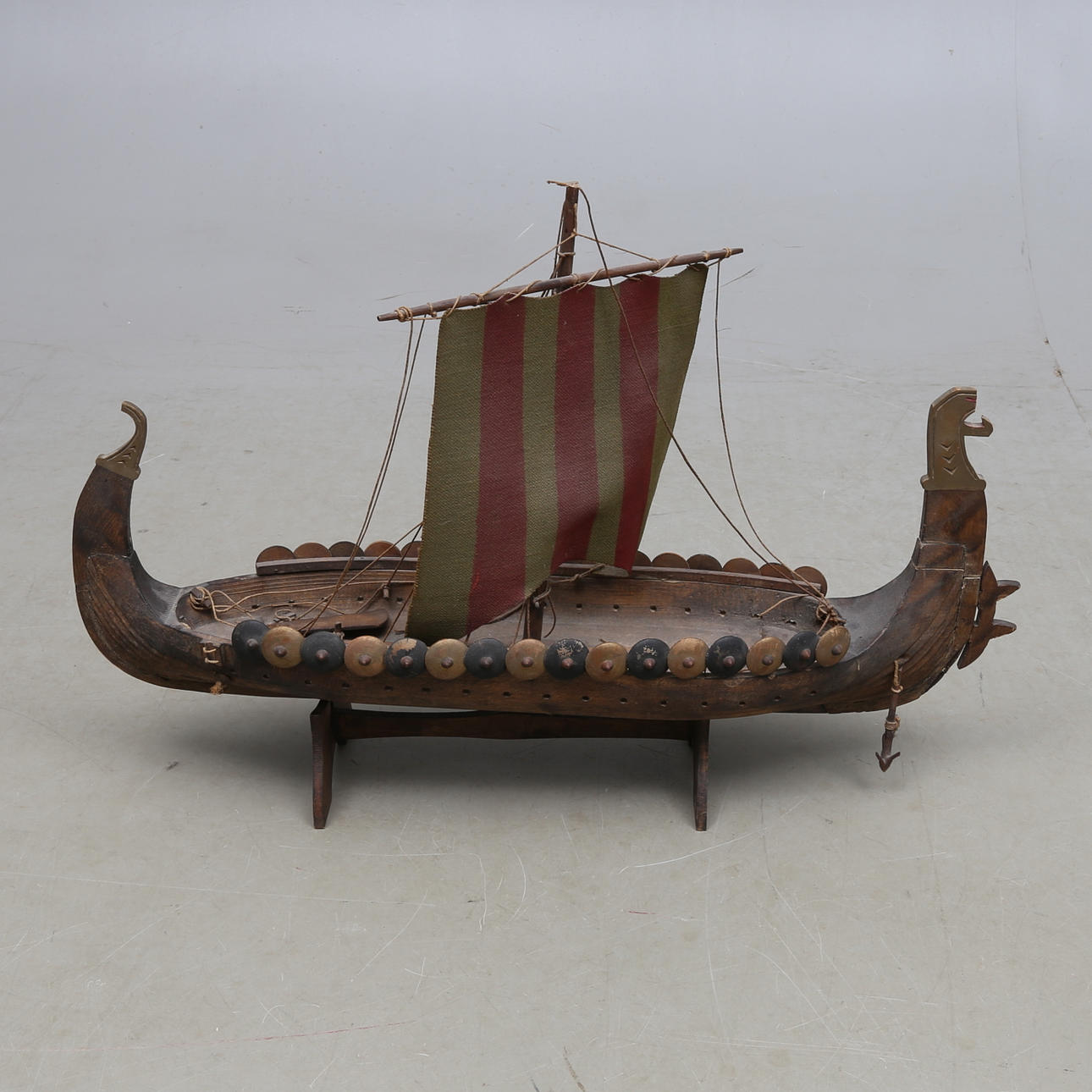 FARTYGSMODELL, Vikingaskepp, trä, 1900-tal.